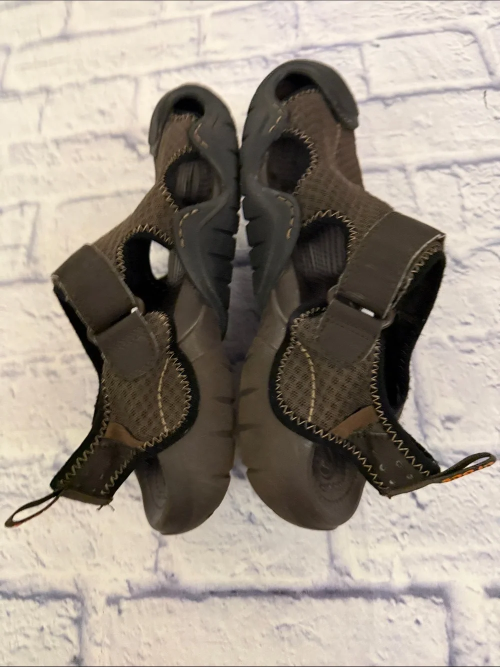 CROCS sz. 8 Swiftwater Mesh Deck Sandals Brown and Black Closed-Toe Water Shoes.